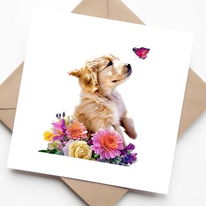 Golden Retriever Lab-puppy springt om roze vlinder te vangen - aquarelverjaardagskaart met roze en paarse bloemen