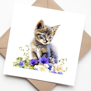 Chaton tigré argenté aux yeux bleus et fleurs bleues - Carte de voeux vierge faite main effet aquarelle pour les amoureux des chats