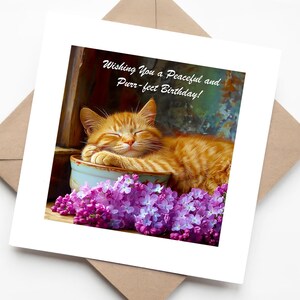 Slapende gemberkater met paarse bloemen – Leuke verjaardagskaart met sentiment 'Ik wens je een vredige en spinnende verjaardag