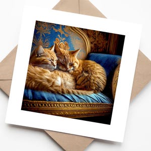 Chats tigrés orange roux dormant ensemble sur un canapé bleu et or - Carte de voeux amusante faite main pour les amoureux des chats