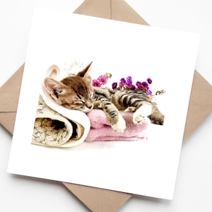 Joli chaton tigré gris à rayures qui dort sur des couvertures - Carte de voeux vierge faite main pour les amoureux des chats