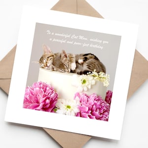 Dois gatos adoráveis dormindo abraçados em um bolo de casamento cercados por flores – Cartão de aniversário tranquilo para mães de gatos