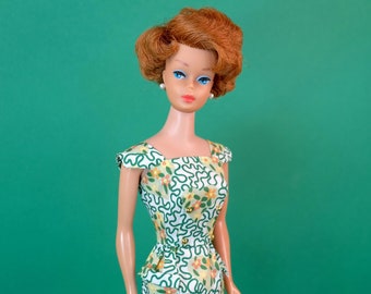 Schede Sensation Jurk voor Vintage Barbie - handgemaakte reproductie in Liberty Tana Lawn, met pareloorbellen - alleen outfit