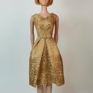 Vestido Campus Belle de brocado de lurex dorado para muñeca vintage de 29 cm. Reproducción hecha a mano (solo conjunto).
