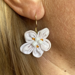 Brincos de flores de tecido costurados à mão