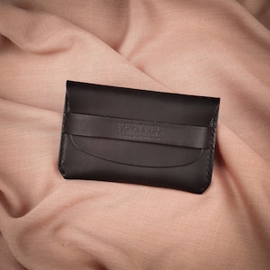 Portemonnee met klep: leren minimalistische damesportemonnee, slanke portemonnee, envelopportemonnee, volnerf leer (Nero/Minerva Liscio)