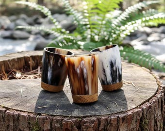 Ensemble de verres à liqueur en corne de bœuf • Tasse à hydromel Viking avec base en bois