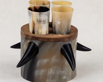 Coffret de dégustation d'hydromel authentique en corne de buffle | 4 verres à liqueur artisanaux de style nordique avec support en bois | Cadeau pour bar viking