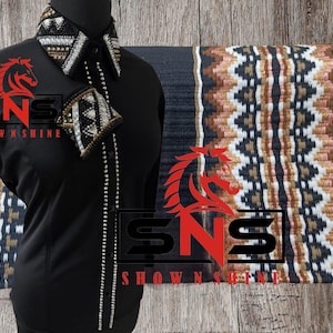 Könnte beinhalten: Schwarzes Reitshirt mit verziertem Kragen und Manschetten sowie eine passende Satteldecke mit Muster. Das Shirt hat ein dekoratives Design mit Strasssteinen und einem Logo. Die Satteldecke hat ein geometrisches Muster in Braun-, Weiß- und Blautönen.