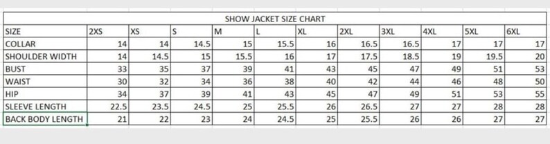 Op de afbeelding: Maattabel voor showjassen, metingen in inches voor kraag, schouderbreedte, borst, taille, heup, mouwlengte en ruglengte. Maten vari&euml;ren van 2XS tot 6XL.