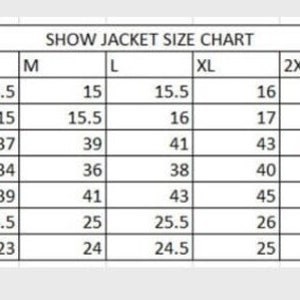 K&ouml;nnte beinhalten: Eine Gr&ouml;&szlig;entabelle f&uuml;r eine Jacke, die die Ma&szlig;e in Zoll f&uuml;r Kragen, Schulterbreite, Brustumfang, Taille, H&uuml;fte, &Auml;rmell&auml;nge und R&uuml;ckenl&auml;nge angibt. Die Gr&ouml;&szlig;en reichen von 2XS bis 6XL.