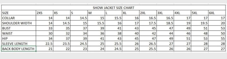 K&ouml;nnte beinhalten: Eine Gr&ouml;&szlig;entabelle f&uuml;r eine Jacke, die die Ma&szlig;e in Zoll f&uuml;r Kragen, Schulterbreite, Brustumfang, Taille, H&uuml;fte, &Auml;rmell&auml;nge und R&uuml;ckenl&auml;nge angibt. Die Gr&ouml;&szlig;en reichen von 2XS bis 6XL.