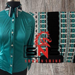 Puede incluir: Camisa de manga larga color turquesa con cuello decorativo y cierre de botones. La camisa se combina con una manta de silla de montar con estampado negro y turquesa. La imagen incluye el texto "SHOW N SHINE".