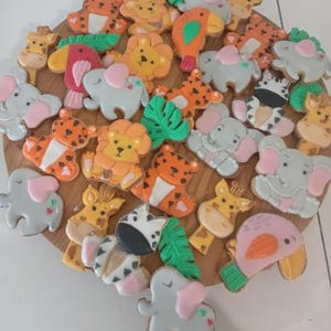 zandkoekjes versierd met savannedierenmotief en gepersonaliseerde plaquette. ideaal voor verjaardagsfeestjes, als bedankje of als tijdelijke aanduiding