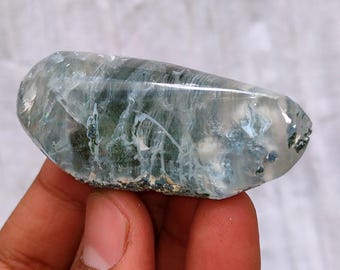 Calcedonio con sfera di okenite in calcite ottica arcobaleno lucidata