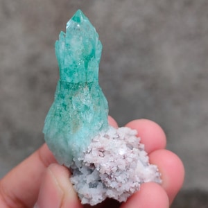 Grön apofyllitblomspets på naturligt mineralprov av kalcedon