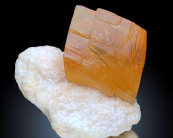 Especímenes minerales naturales de calcita de petróleo sobre okenita, cristal de roca