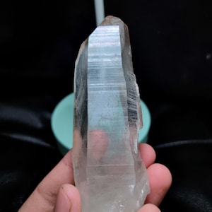 Espécimen mineral natural de cristal del Himalaya transparente lemuriano.