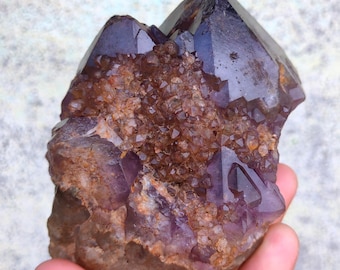 Grappe d'améthyste bleue avec spécimen minéral naturel de quartz