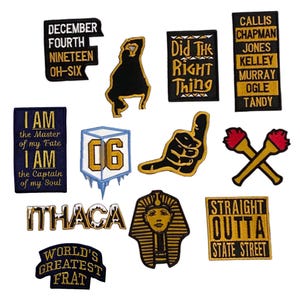 Puede incluir: Una colección de parches bordados de varias formas y tamaños. Los parches presentan textos como "DECEMBER FOURTH NINETEEN OH-SIX", "Did The Right Thing" y "STRAIGHT OUTTA STATE STREET". Otros parches incluyen un gesto con la mano y un faraón.