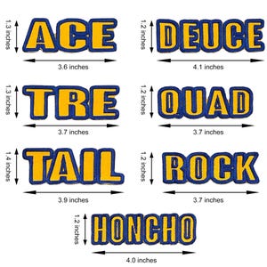 Pode incluir: Um conjunto de patches bordados com palavras em amarelo e uma borda azul. As palavras incluem "ACE", "DEUCE", "TRE", "QUAD", "TAIL", "ROCK" e "HONCHO". Cada patch tem entre 9,1 cm e 10,4 cm de comprimento.