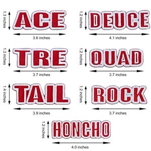 Pode incluir: Patches bordados em vermelho e branco com as palavras ACE, DEUCE, TRE, QUAD, TAIL, ROCK e HONCHO. Cada patch tem uma borda branca. As medidas estão em polegadas. Adequado para jaquetas, bolsas ou artigos de tecido. Os patches têm cerca de 9,1 cm a 10,4 cm de comprimento.