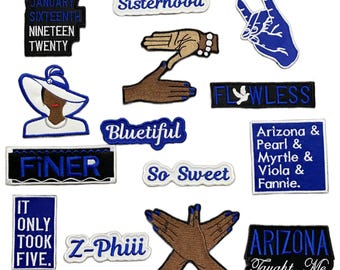 Parche bordado Zeta azul y blanco para planchar o coser. Disponible individualmente o en juego de 14 piezas.