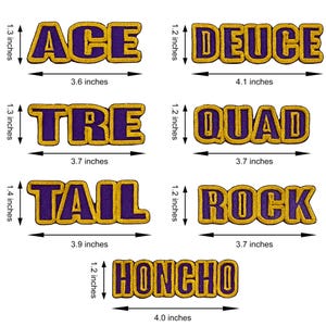 Pode incluir: Um conjunto de patches bordados com letras douradas e contornos roxos. Os patches soletram "ACE", "DEUCE", "TRE", "QUAD", "TAIL", "ROCK" e "HONCHO". Cada patch tem entre 9,1 cm e 10,4 cm de comprimento.