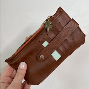 Una nueva billetera Leaf hecha con cuero vegano marrón: billetera compacta Purse Pal perfecta para el otoño (WA4)