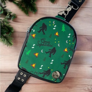 Big Foot Compact Sling Bag aus Kunstleder und Baumwolle - Gone Squatchin '(MBP1)