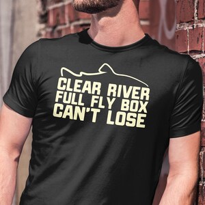Fiume limpido, scatola portamosche completa, non si può perdere T-shirt unisex - attrezzatura per la pesca a mosca - camicia da pesca - pesca alla trota - pesca fluviale - trota iridea