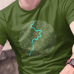 リバー T シャツ - 地形図シャツ - 釣り道具 - フライフィッシング T シャツ - 地図製作者のシャツ - マップ T シャツ - 探検 - アウトドア - メンズ