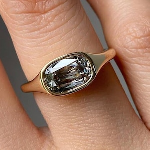 Anello di fidanzamento East West Grey con moissanite a taglio a cuscino allungato e intrecciata, solitario con incastonatura a castone, gioiello raffinato per lei, perfetto per tutti i giorni.