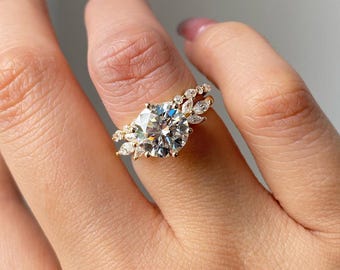 Conjunto de anéis de noivado com moissanita de corte redondo, anel de noivado com diamantes em cluster e aliança de compromisso empilhável combinando, joias de casamento inspiradas na natureza.
