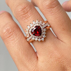 Herz Schnitt Rot Rubin Halo Hochzeit Ring Set, Geschwungene Stapeln Passende Band, Antiken Stil Party Wear Ring, drei Fische Handgemachter Brautschmuck