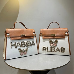 Bolso Ella Sling con iniciales hechas a mano con cadena de soldado dorada de The Maching india
