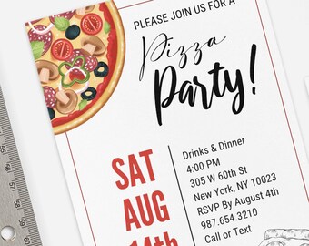 Puede incluir: Una tarjeta de invitación blanca con texto rojo y negro. El texto dice "¡Por favor, únase a nosotros para una fiesta de pizza!" con la fecha y la hora "SÁB AUG 14th 4:00 PM". La dirección es "305 W 60th St New York, NY 10023". La información de RSVP es "RSVP antes del 4 de agosto 987.654.3210 Llame o envíe un mensaje de texto". La tarjeta está decorada con una ilustración de pizza.