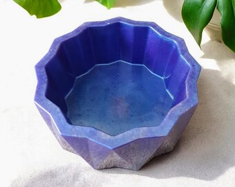 Könnte beinhalten: Eine blaue, geometrische Keramikschüssel mit einem Sternburst-Design. Die Schüssel ist leer und hat einen leichten Glanz.