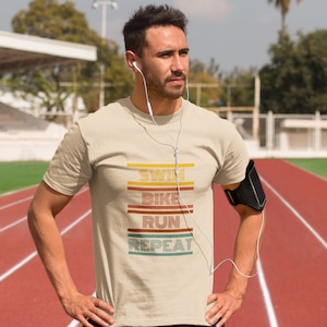 Triathlet T-Shirt | Schwimmen, Fahrradfahren, Laufen, Wiederholen | Geschenk für Triathlet | Retro Cremefarbenes Herren T-Shirt