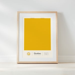 Puede incluir: Una impresión enmarcada de un mapa amarillo de Quebec, Canadá. La impresión incluye el texto "Quebec" y ""Request pratique" en francés. La impresión también incluye un pequeño gráfico de la bandera canadiense.