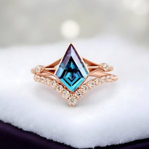 Vintage Kite Cut Alexandrit Verlobungsring Set, 14k Rose Gold Moissanite Ring für Frauen, Frauen Einzigartige Braut Versprechen Ehering Set Geschenk