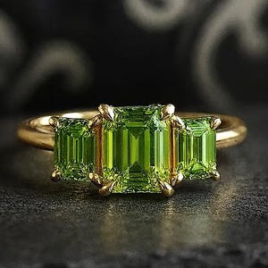 Vintage smaragdslipad peridotring med tre stenar i 14 karat gult guld – förlovnings-, bröllops- och jubileumspresent, grön ädelstenslöfte