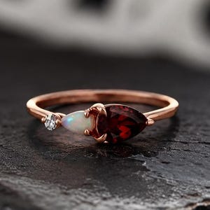 1,25 ct granatopal diamantring, päronslipad granatring, roséguldslöftering, minimalistiska smycken med födelsesten