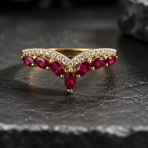 Anillo de boda curvo de rubí, anillo de rubí talla marquesa, anillo de diamantes en forma de chevrón, anillo de piedra natal de julio, regalo de aniversario apilable, regalo para la mejor amiga.