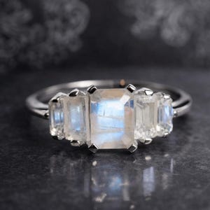 Blue Fire Regenbogen Mondstein Versprechen Versprechen Ring, 14k Solid Gold Sterling Silber Ring mit Baguette Seitensteine, Versprechen Ring für Frauen.