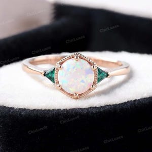 Bague de fiançailles opale de feu et émeraude, bague de demoiselle d'honneur délicate en or rose massif 14 carats, cadeaux de pierres précieuses d'octobre, cadeau de promesse pour elle