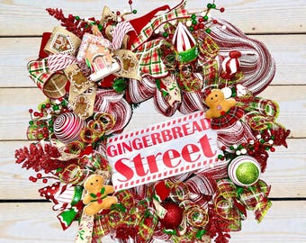 Corona navideña Calle de Pan de Jengibre – Decoración navideña de País de los Dulces, corona de malla roja, verde y blanca con hombres de jengibre y detalles de menta.
