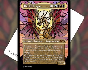 Op de afbeelding: Een rechthoekige ruilkaart getiteld The Ur-Dragon met een illustratie in glas-in-loodstijl van een gouden draak met grote vleugels. De kaarttekst bevat de naam, manakosten, creatuurtype en spelvaardigheden. De kaart is 10/10.