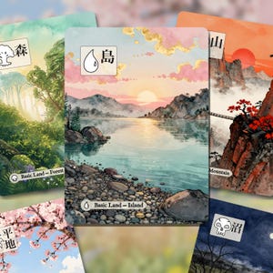 Könnte beinhalten: Eine Sammlung von fünf rechteckigen Spielkarten mit Aquarell-Landschaften. Die mittlere Karte zeigt einen ruhigen See bei Sonnenuntergang mit einem Kieselstrand, gekennzeichnet mit einem Wassertropfen-Symbol, dem japanischen Kanji für Insel und dem Text Basic Land - Island.