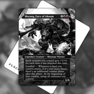 Op de afbeelding: Een zwart-witte ruilkaart met Moraug, Fury of Akoum, een legendarische minotaurus-krijger-wezen. De kaart toont gedetailleerde inktstijl illustraties, speltekst, manakosten 4RR en een 6/6 kracht en weerstand rating.